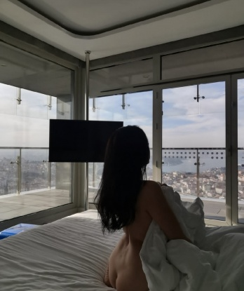 Родом из Москвы, я знаю все его секреты и готова показать тебе, на что способна.
Мои услуги нацелены на твое полное удовлетворение и расслабление. Я умею слушать и находить общий язык в постели, подаря тебе незабываемое время. Чувственный массаж, эротические игры, различные позы - все это лишь малая часть того, что я могу предложить.
Мои возможности безграничны, а обо мне говорят только сладкие слова. Мои фото подтверждают мою реальность и притягательность, а мое тело просит нежности и ласки.
Не жди, давай встретимся и окунемся в мир наслаждения, который создадим вдвоем. Ты заслуживаешь самого лучшего, и я здесь, чтобы сделать твои желания явью. Жду тебя, мой дорогой, в Москве. 🌹 562, 26 лет