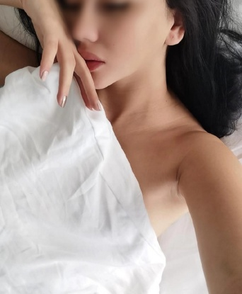 Родом из Москвы, я знаю все его секреты и готова показать тебе, на что способна.
Мои услуги нацелены на твое полное удовлетворение и расслабление. Я умею слушать и находить общий язык в постели, подаря тебе незабываемое время. Чувственный массаж, эротические игры, различные позы - все это лишь малая часть того, что я могу предложить.
Мои возможности безграничны, а обо мне говорят только сладкие слова. Мои фото подтверждают мою реальность и притягательность, а мое тело просит нежности и ласки.
Не жди, давай встретимся и окунемся в мир наслаждения, который создадим вдвоем. Ты заслуживаешь самого лучшего, и я здесь, чтобы сделать твои желания явью. Жду тебя, мой дорогой, в Москве. 🌹 562, 26 лет